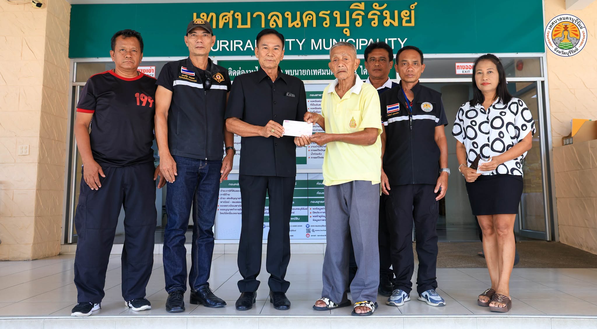 มอบเงินช่วยเหลือประชาชนผู้ประสบเหตุวาตภัย