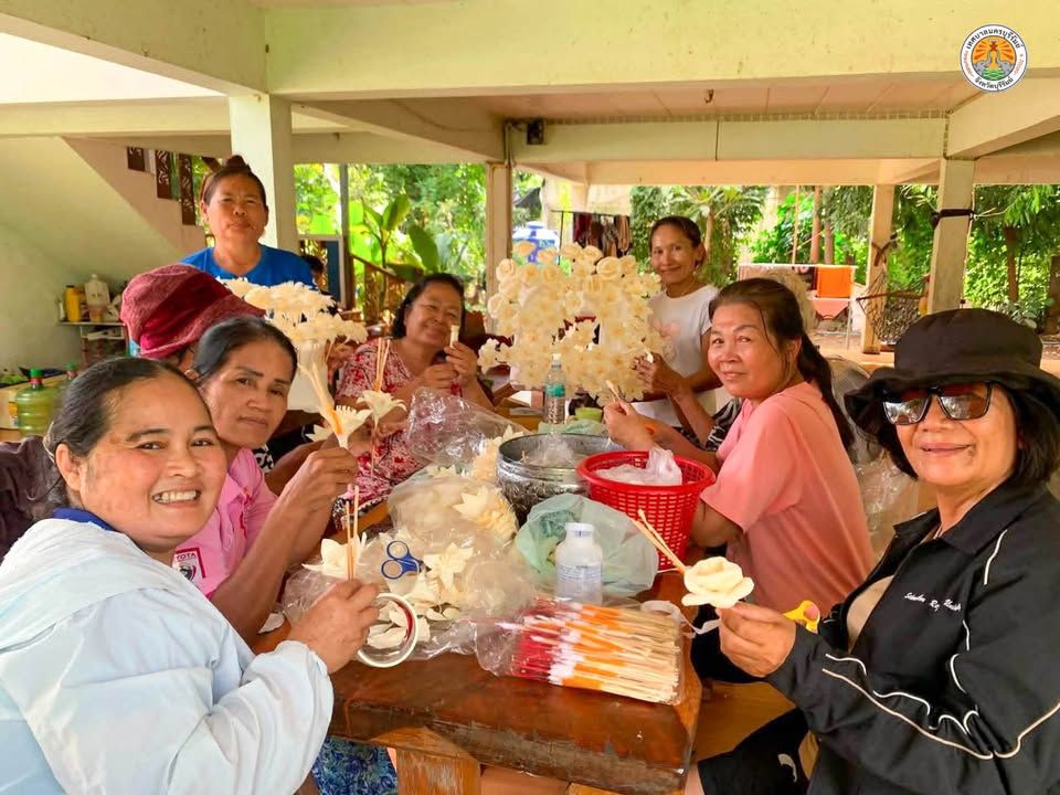 ประชาชนในเขตเทศบาลร่วมประดิษฐ์ดอกไม้จันทน์สำหรับงานพระราชพิธีถวายพระเพลิงพระบรมศพ สมเด็จพระนางเจ้าสิริกิติ์ พระบรมราชินีนาถ พระบรมราชชนนีพันปีหลวง