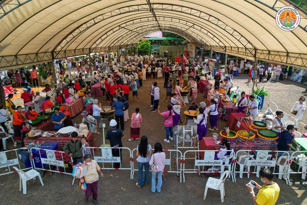 เทศบาลนครบุรีรัมย์ ร่วมสืบสานประเพณีกวนข้าวทิพย์และตักบาตรเทโวโรหณะ เนื่องในเทศกาลวันออกพรรษา ณ วัดพระพุทธบาทเขากระโดง